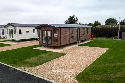 2 bedroom detached house for sale, Manor Road, Hayling Island, Hampshire, PO11