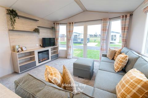 2 bedroom detached house for sale, Manor Road, Hayling Island, Hampshire, PO11