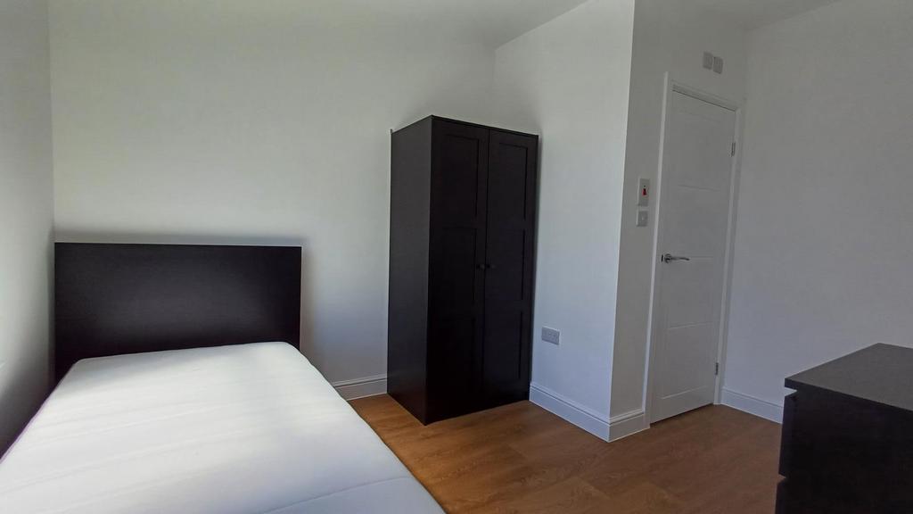 En-suite room to rent in a shared house