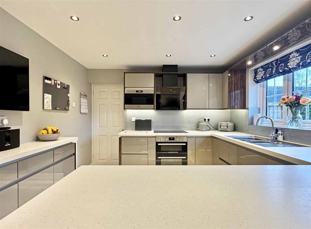 Kitchen b.jpg