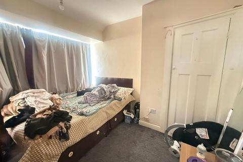 3 bedroom semi-detached house to rent, Balmoral Drive, Hayes