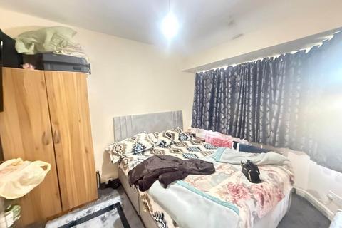 3 bedroom semi-detached house to rent, Balmoral Drive, Hayes