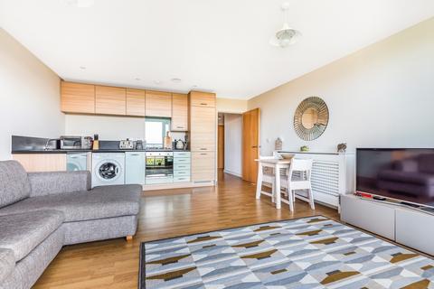 2 bedroom flat to rent, Skylark Avenue Greenhithe DA9