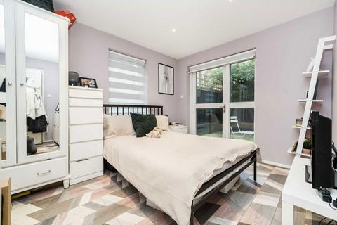 2 bedroom flat to rent, Darwen Place, London E2