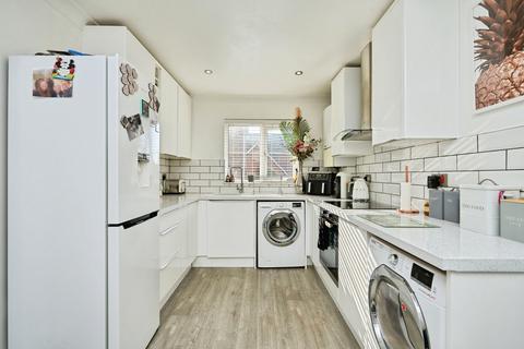 3 bedroom semi-detached house for sale, Glamis Gardens, East Cowes, Isle of Wight, PO32