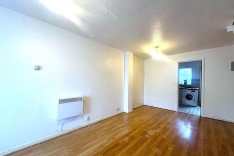 2 bedroom semi-detached house to rent, Berrydale Road, Hayes, UB4 9QP