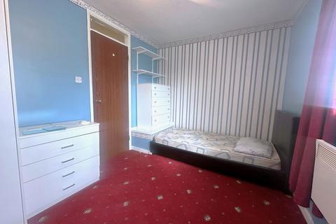 2 bedroom semi-detached house to rent, Berrydale Road, Hayes, UB4 9QP