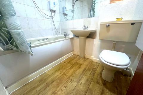 2 bedroom semi-detached house to rent, Berrydale Road, Hayes, UB4 9QP