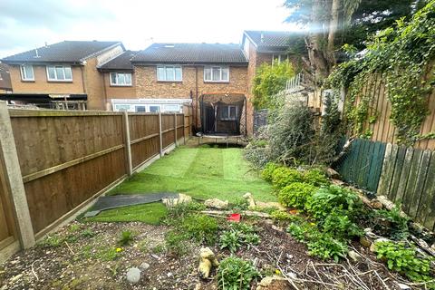 2 bedroom semi-detached house to rent, Berrydale Road, Hayes, UB4 9QP