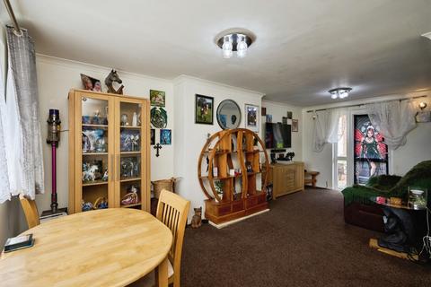 undefined, Furrlongs, Newport, Isle of Wight, PO30