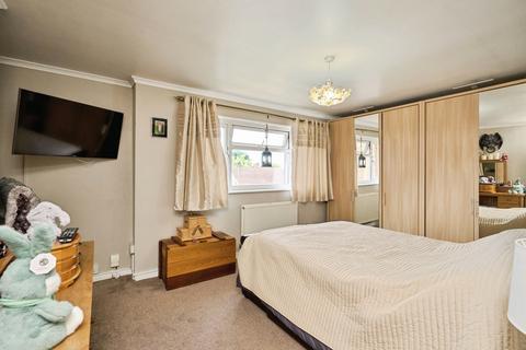 undefined, Furrlongs, Newport, Isle of Wight, PO30