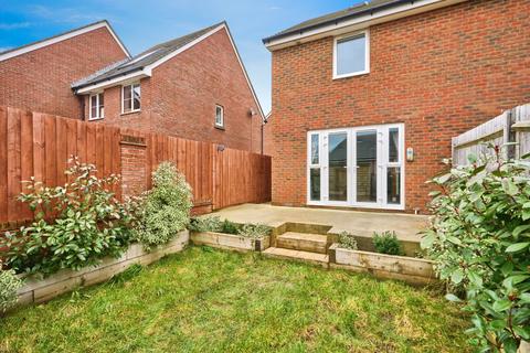 2 bedroom semi-detached house for sale, Chinchen Close, East Cowes, PO32