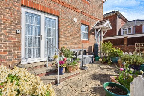 2 bedroom flat for sale, Bakers Court, Cemetery Road, Ryde, Isle of Wight, PO33