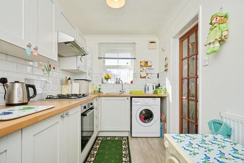 2 bedroom flat for sale, Bakers Court, Cemetery Road, Ryde, Isle of Wight, PO33