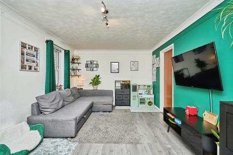 2 bedroom flat for sale, Trinity Court, Trinity Street, Ryde, Isle Of Wight, PO33