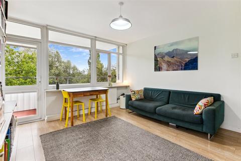 2 bedroom flat for sale, Gernigan House, Fitzhugh Grove, Wandsworth, London, SW18