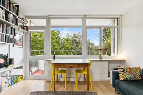 2 bedroom flat for sale, Gernigan House, Fitzhugh Grove, Wandsworth, London, SW18