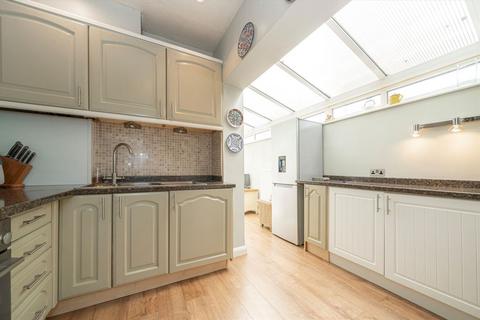 2 bedroom terraced house to rent, Twickenham Road, Hanworth Feltham TW13