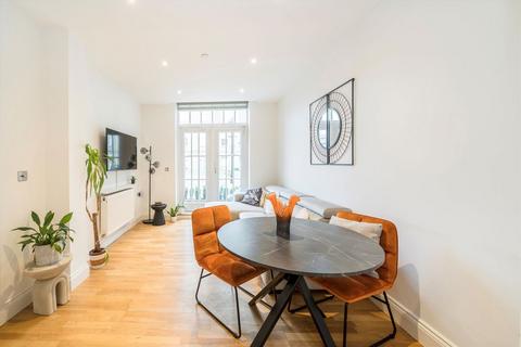 2 bedroom flat to rent, Royal Drive, London N11