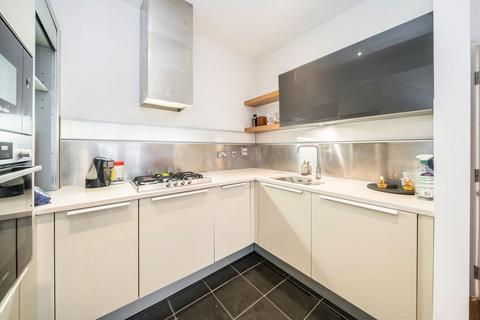 2 bedroom flat to rent, Royal Drive, London N11