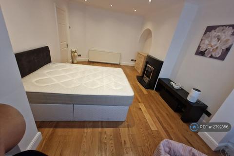 1 bedroom in a house share to rent, Rugby Road, Dagenham, RM9