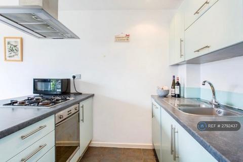 2 bedroom flat to rent, Hawgood Street, London, E3
