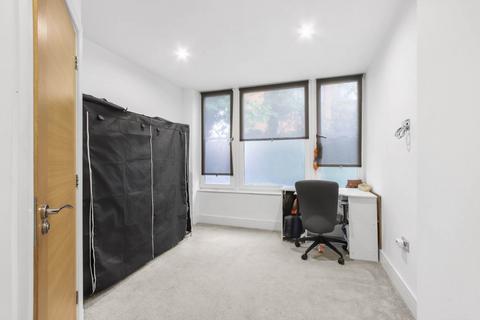 2 bedroom flat to rent, Windsor Road, Slough