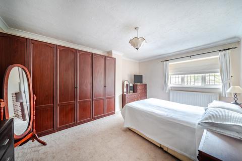 3 bedroom semi-detached house for sale, Fairoak Gardens, Romford RM1