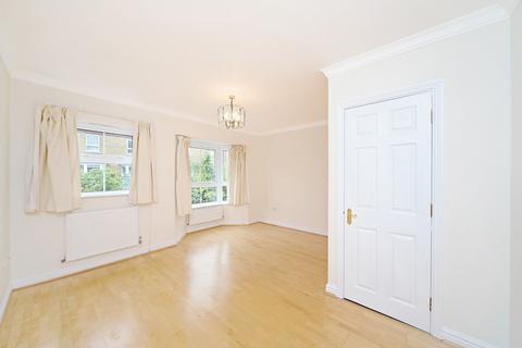 4 bedroom terraced house to rent, Russell Close, Chiswick, W4
