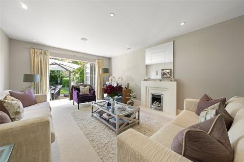 5 bedroom detached house to rent, Wychwood Close, Oxshott, Leatherhead, Surrey, KT22