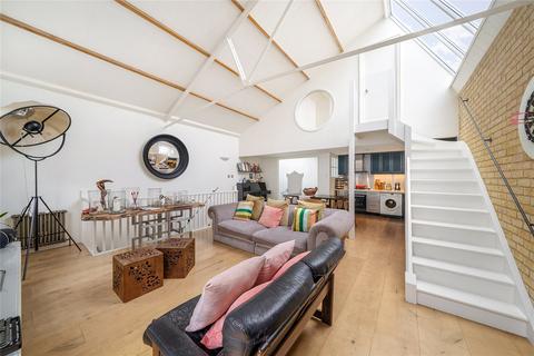3 bedroom semi-detached house to rent, Welmar Mews, London, SW4