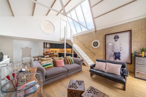 3 bedroom semi-detached house to rent, Welmar Mews, London, SW4