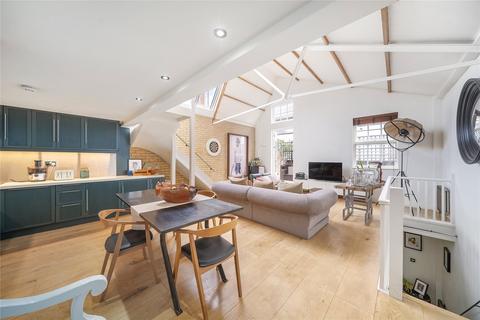 3 bedroom semi-detached house to rent, Welmar Mews, London, SW4