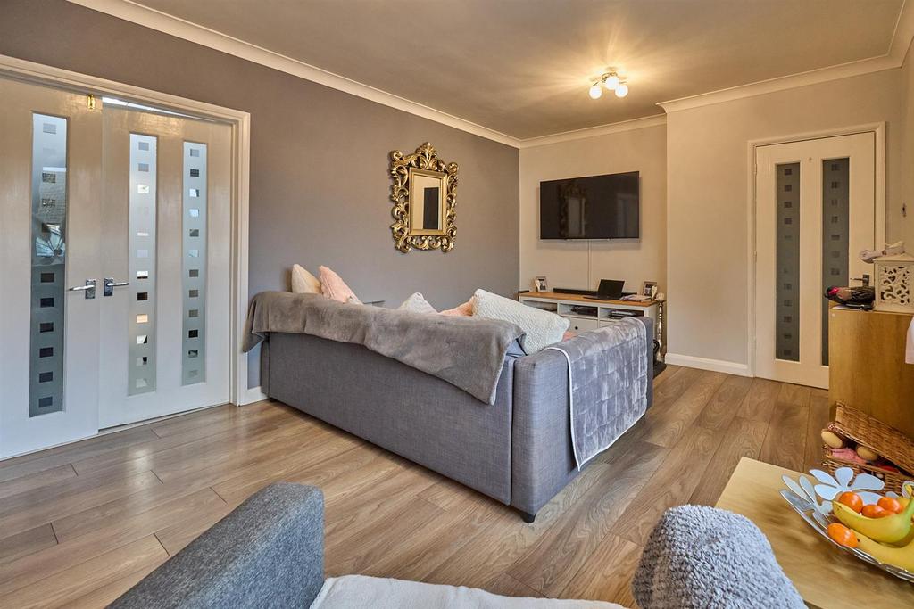 Lounge to front