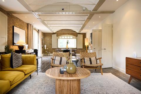undefined, East Smithfield, Saint Katherine Docks, London, E1W