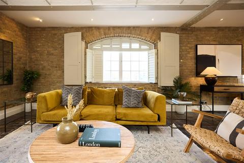undefined, East Smithfield, Saint Katherine Docks, London, E1W