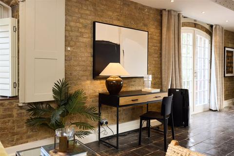 undefined, East Smithfield, Saint Katherine Docks, London, E1W