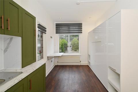 Studio to rent, Etchingham Park Road, London, N3