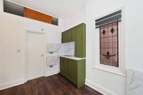 Studio to rent, Etchingham Park Road, London, N3