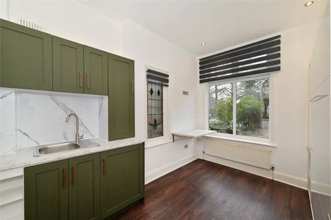 Studio to rent, Etchingham Park Road, London, N3