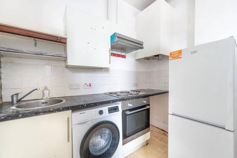 Studio to rent, Craven Park, Harlesden, London, NW10