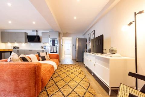 2 bedroom flat to rent, Gloucester Mews, London, W2