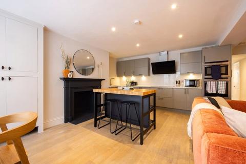 2 bedroom flat to rent, Gloucester Mews, London, W2