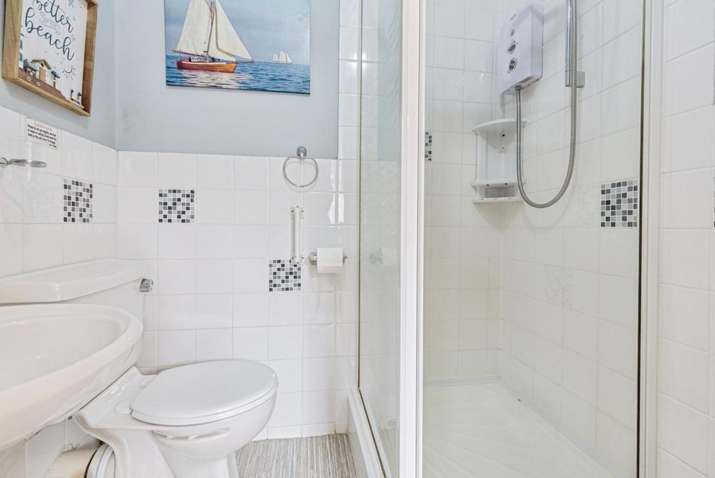 Flat 1 - Bathroom
