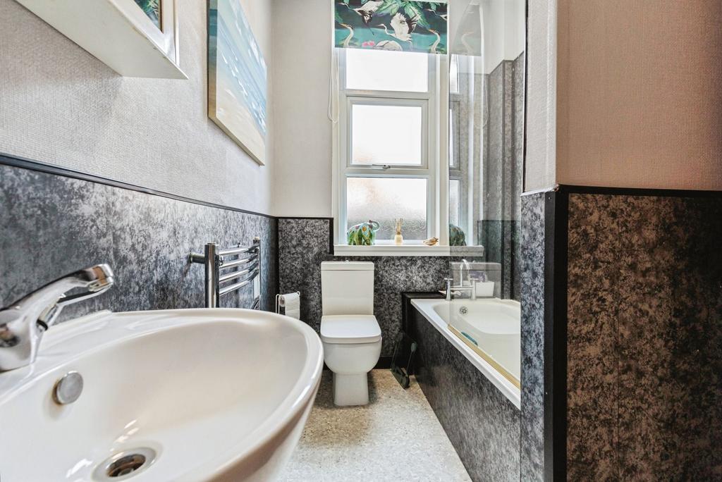 Flat 2 - Bathroom