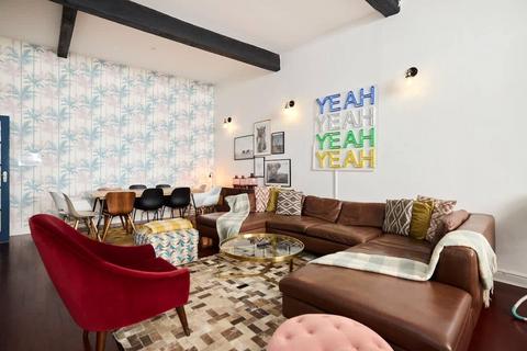 undefined, Gaspar Cl, London, SW5