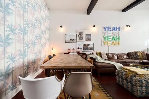 undefined, Gaspar Cl, London, SW5