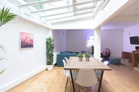 4 bedroom house to rent, Queen's Gate Mews, London, SW7