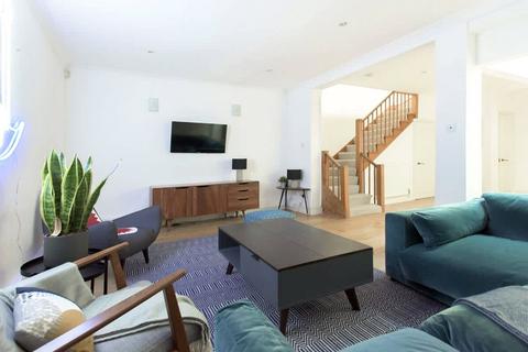 4 bedroom house to rent, Queen's Gate Mews, London, SW7