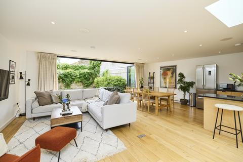 3 bedroom flat to rent, Bounty Hall, Gwendolen Avenue, London, SW15